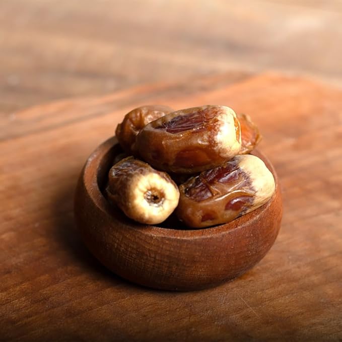 Sagee Dates Royal 2.2 LB - Exquisite Multi-Hued Delight from Saudi Arabia | Unique Flavor Profile | Perfect for Gifting and Snacking