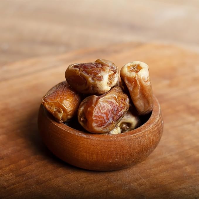 Sagee Dates Royal 2.2 LB - Exquisite Multi-Hued Delight from Saudi Arabia | Unique Flavor Profile | Perfect for Gifting and Snacking