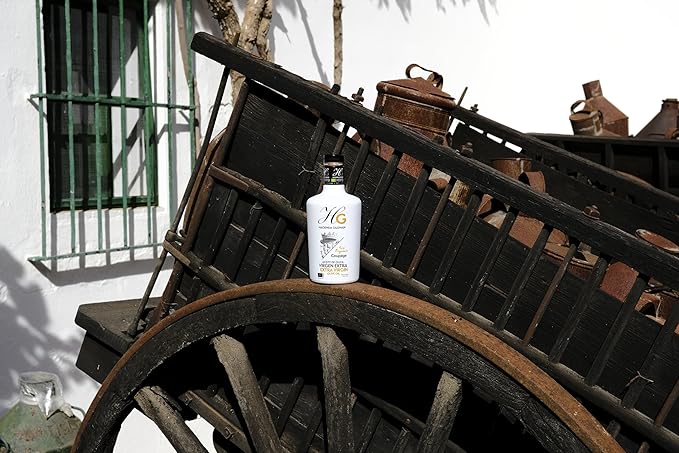 HACIENDA GUZMÁN - Extra Virgin Olive Oil Bio Mix of Manzanilla Hojiblanca and Arbequina Variety. Perfect for cooking baking and Salad Dressing. Available in 16.9 FL OZ (500 mL) Bottle.