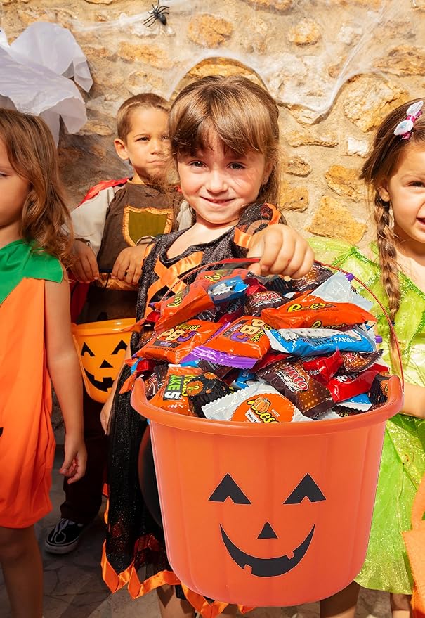 Halloween Chocolate Candy Filled Pumpkin Bucket Candy Pre-filled Large Pumpkin Bucket Appr 80 Candie Treats Spooky Party Favor Bulk Candy Gift Kids Trick or Treat Bars Peanut Butter Cups Fangs