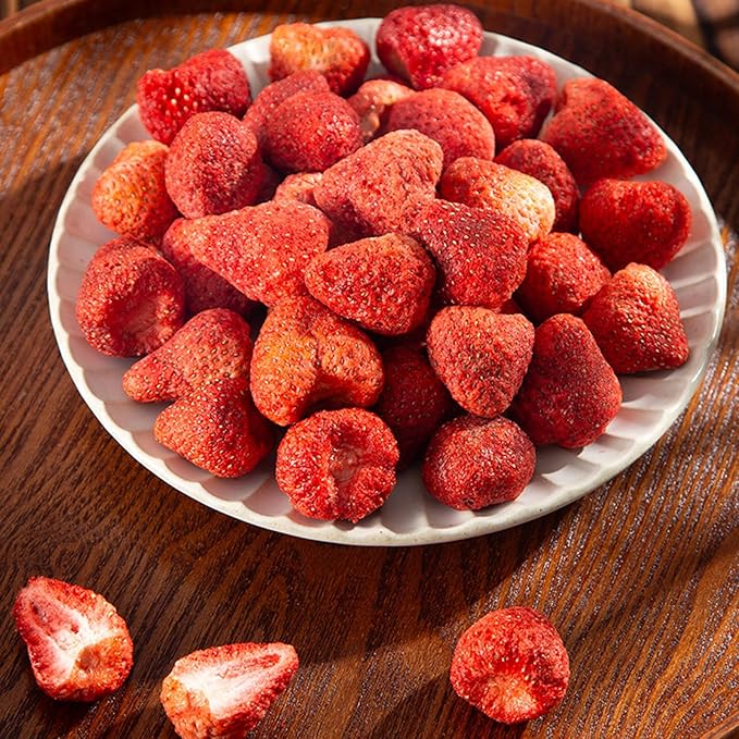 8.82 Oz Freeze Dried Strawberries Crispy Freeze-Dried Whole Strawberries Intense Sweet &amp Tart Flavor Natural Crispy Fruit Snack Dehydrated Fruit Dried Fruit Snack for Baking Yogurt